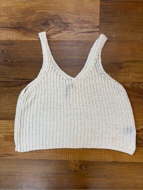 Moon & Madison Cream Knit crochet V-Neck Crop Tank Top M EUC